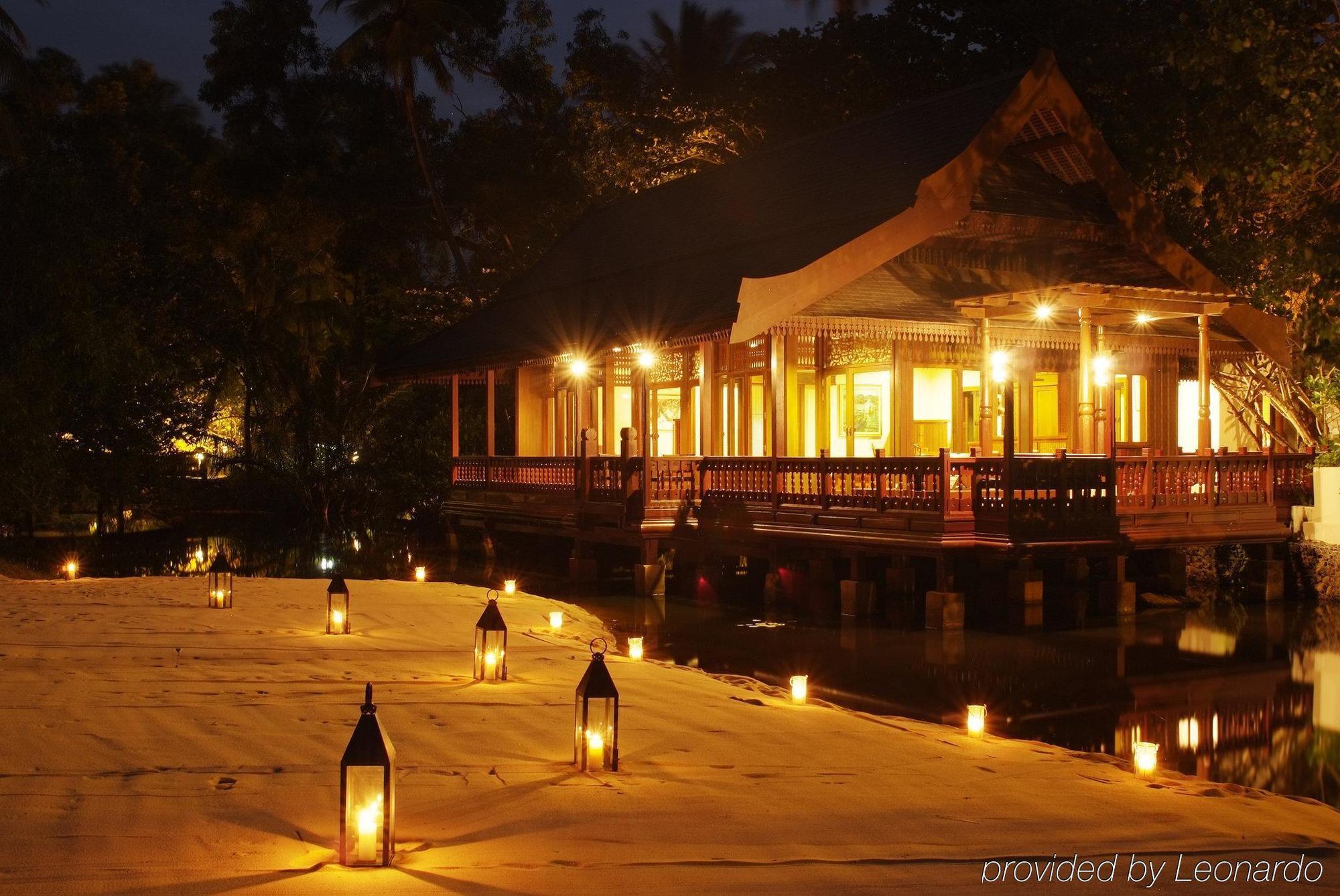 Tanjong Jara Resort, Terengganu - A Small Luxury Hotels Of The World Dungun Δωμάτιο φωτογραφία The resort at night