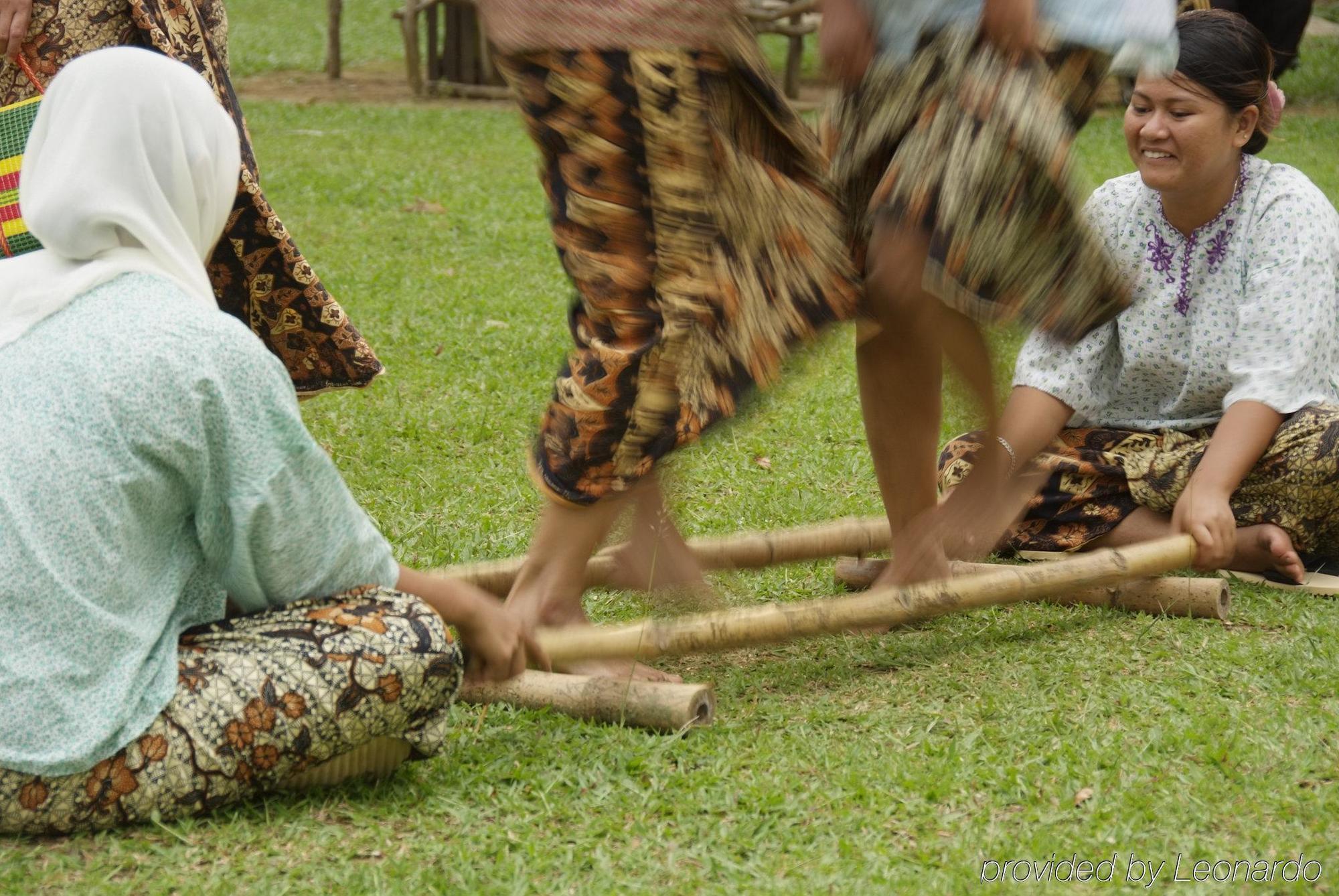 Tanjong Jara Resort, Terengganu - A Small Luxury Hotels Of The World Dungun Εξωτερικό φωτογραφία The traditional dance of Tausug