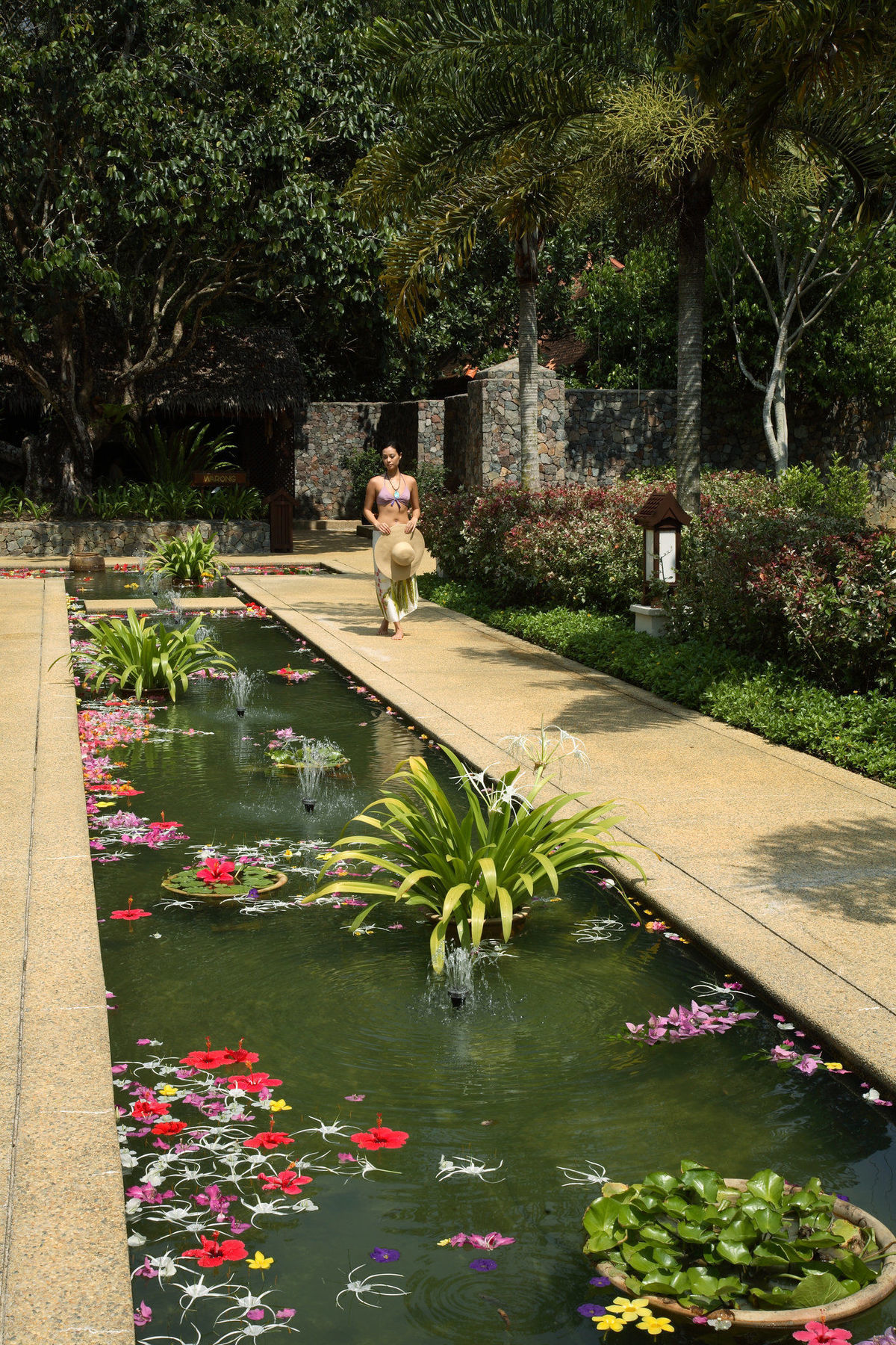 Tanjong Jara Resort, Terengganu - A Small Luxury Hotels Of The World Dungun Εξωτερικό φωτογραφία A Thai woman in traditional dress