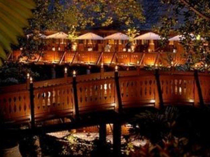 Tanjong Jara Resort, Terengganu - A Small Luxury Hotels Of The World Dungun Εξωτερικό φωτογραφία The restaurant at night