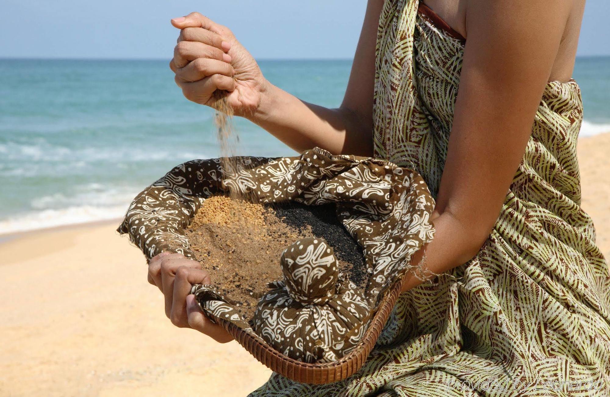 Tanjong Jara Resort, Terengganu - A Small Luxury Hotels Of The World Dungun Εξωτερικό φωτογραφία A woman sifting through a gold pan